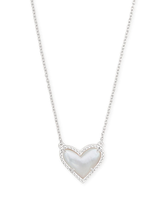 ARI HEART SHORT PENDANT NECKLACE